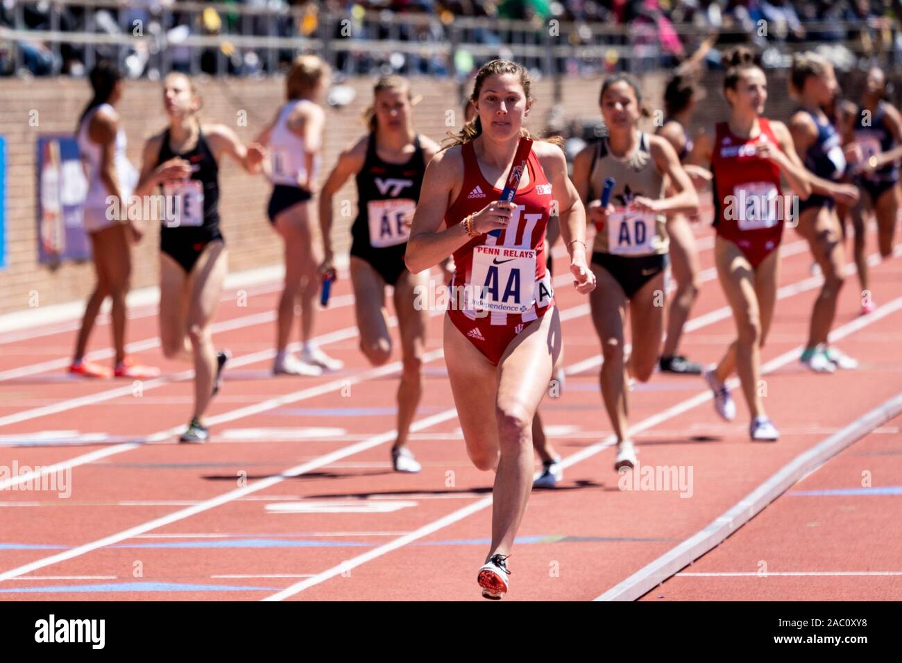 College di Donne 4x800 Campionato di America Invitational corridori che si fanno concorrenza a livello 2019 Penn relè . Foto Stock