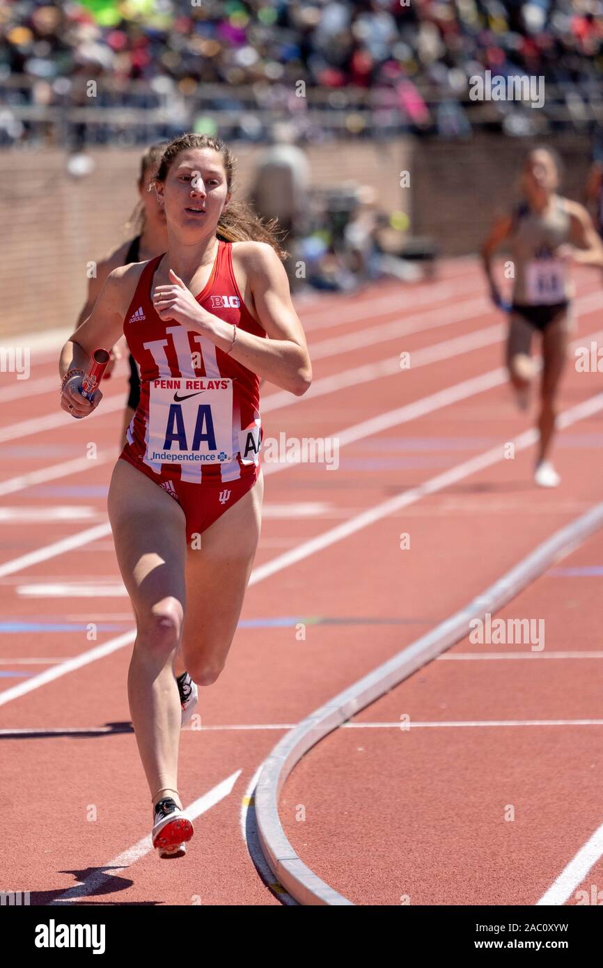 College di Donne 4x800 Campionato di America Invitational corridori che si fanno concorrenza a livello 2019 Penn relè . Foto Stock