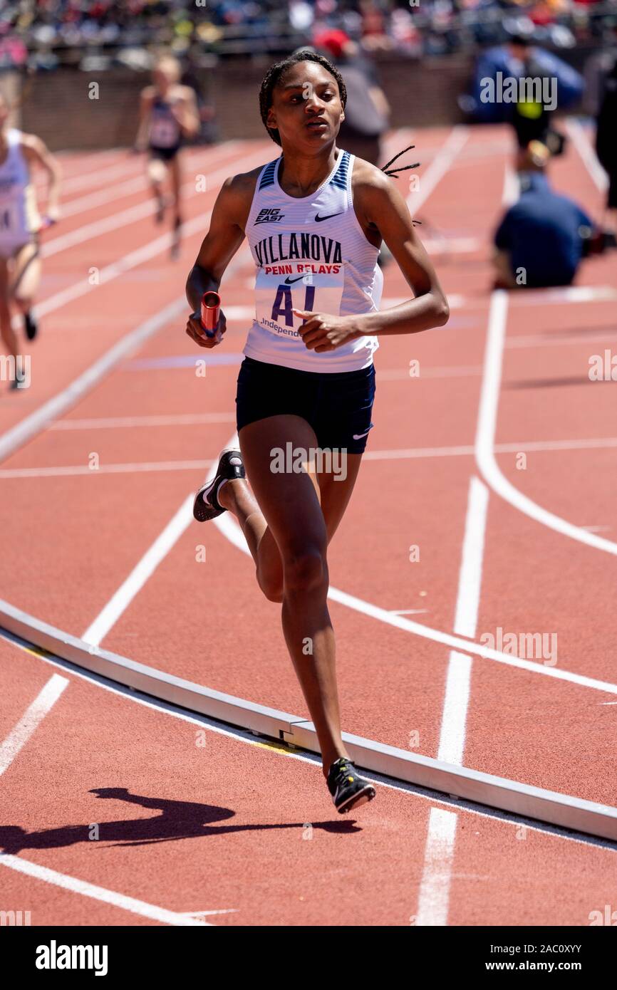 College di Donne 4x800 Campionato di America Invitational corridori che si fanno concorrenza a livello 2019 Penn relè . Foto Stock