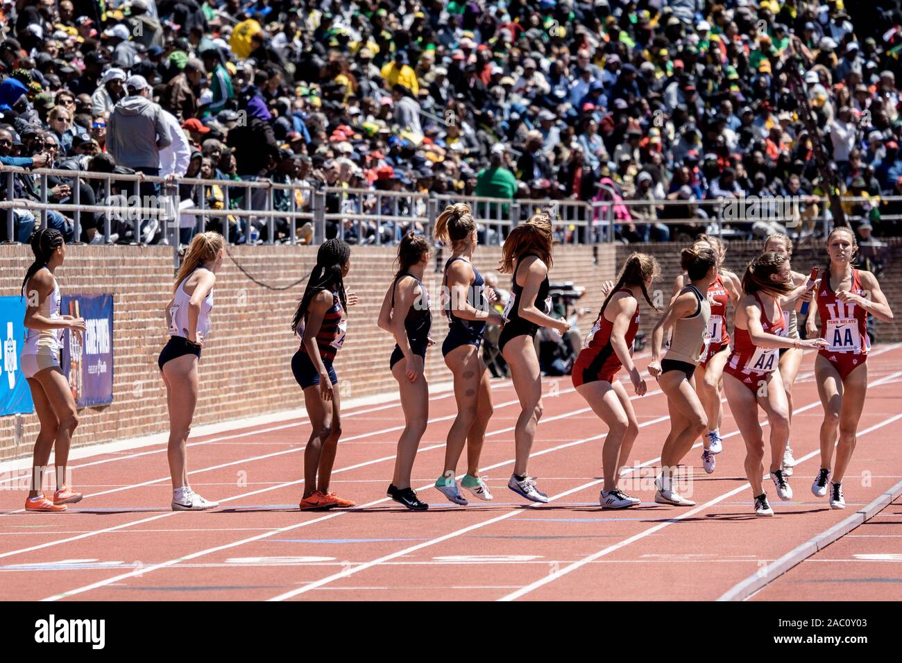 College di Donne 4x800 Campionato di America Invitational corridori che si fanno concorrenza a livello 2019 Penn relè . Foto Stock