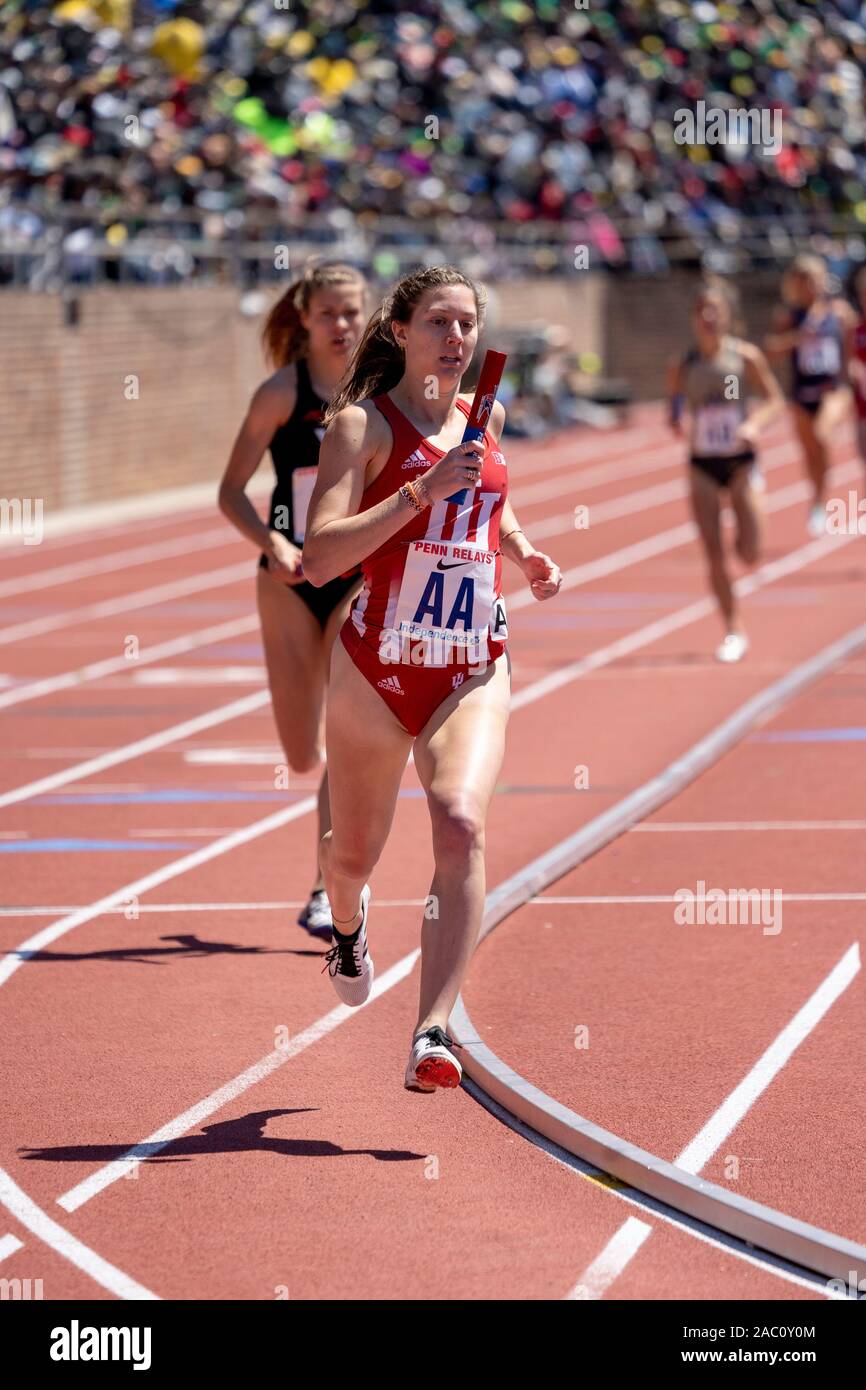 College di Donne 4x800 Campionato di America Invitational corridori che si fanno concorrenza a livello 2019 Penn relè . Foto Stock