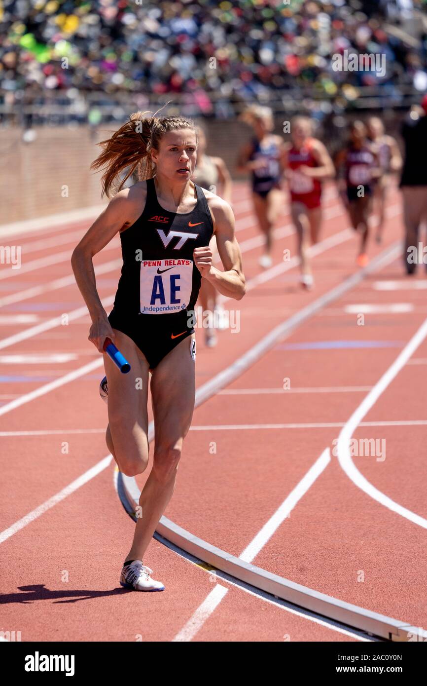 College di Donne 4x800 Campionato di America Invitational corridori che si fanno concorrenza a livello 2019 Penn relè . Foto Stock