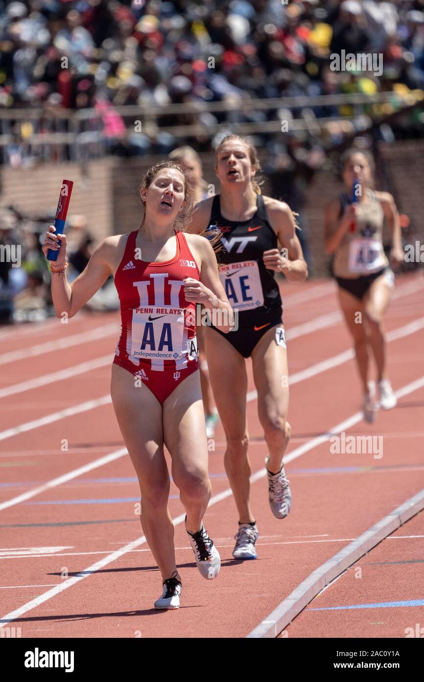 College di Donne 4x800 Campionato di America Invitational corridori che si fanno concorrenza a livello 2019 Penn relè . Foto Stock