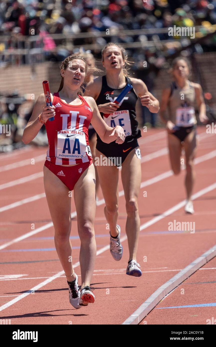College di Donne 4x800 Campionato di America Invitational corridori che si fanno concorrenza a livello 2019 Penn relè . Foto Stock