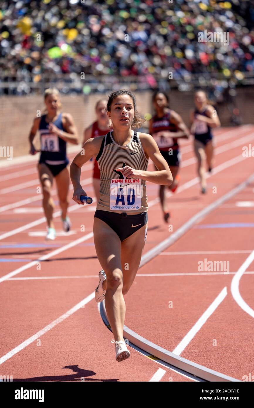 College di Donne 4x800 Campionato di America Invitational corridori che si fanno concorrenza a livello 2019 Penn relè . Foto Stock