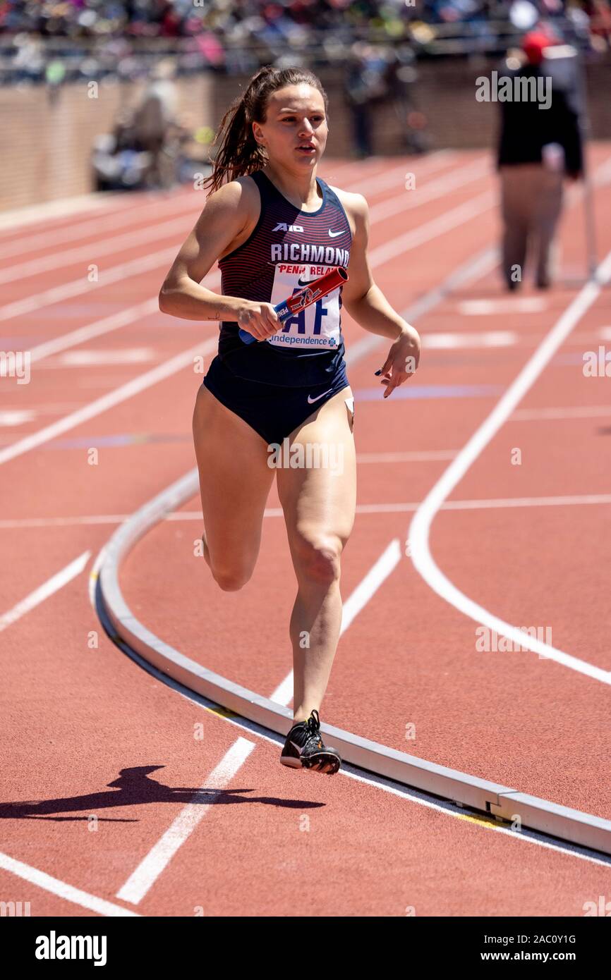 College di Donne 4x800 Campionato di America Invitational corridori che si fanno concorrenza a livello 2019 Penn relè . Foto Stock