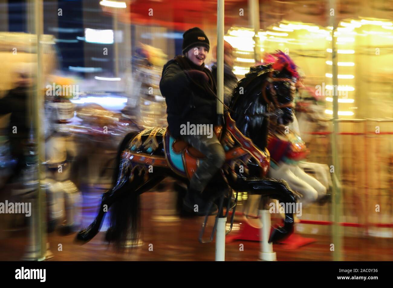 Berlino, Germania. 29 Nov, 2019. Un ragazzo corse in giostra al mercatino di Natale in piazza Alexanderplatz di Berlino, Germania, il 9 novembre 29, 2019. Credito: Shan Yuqi/Xinhua/Alamy Live News Foto Stock