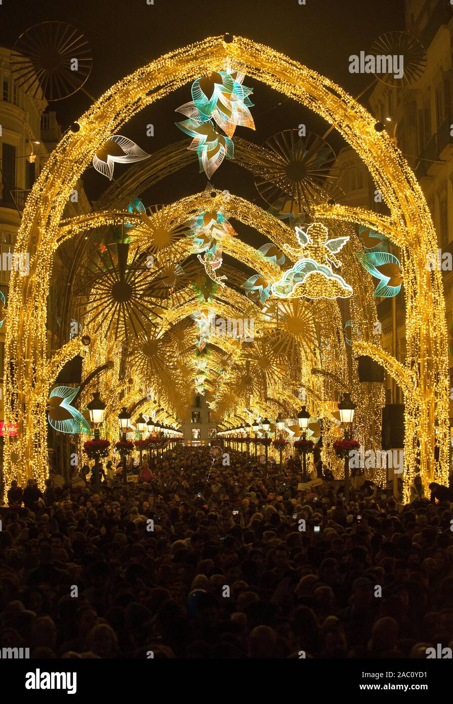 Malaga, Spagna. 29 Nov, 2019. Le luci di Natale a Marques de Larios durante le luci si accendono.Antonio Banderas accoglie favorevolmente la stagione di Natale accendendo le luci di Natale che si celebra ogni anno. Credito: SOPA Immagini limitata/Alamy Live News Foto Stock