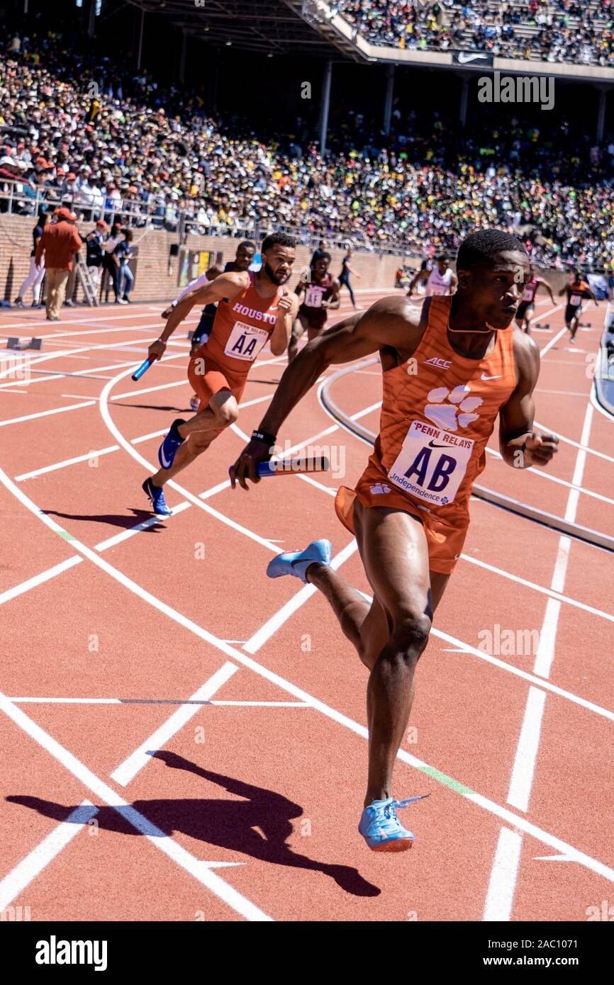 Inizio del collegio di uomini 4x100 Campionato di Americ Invitational al 2019 Penn relè . Foto Stock