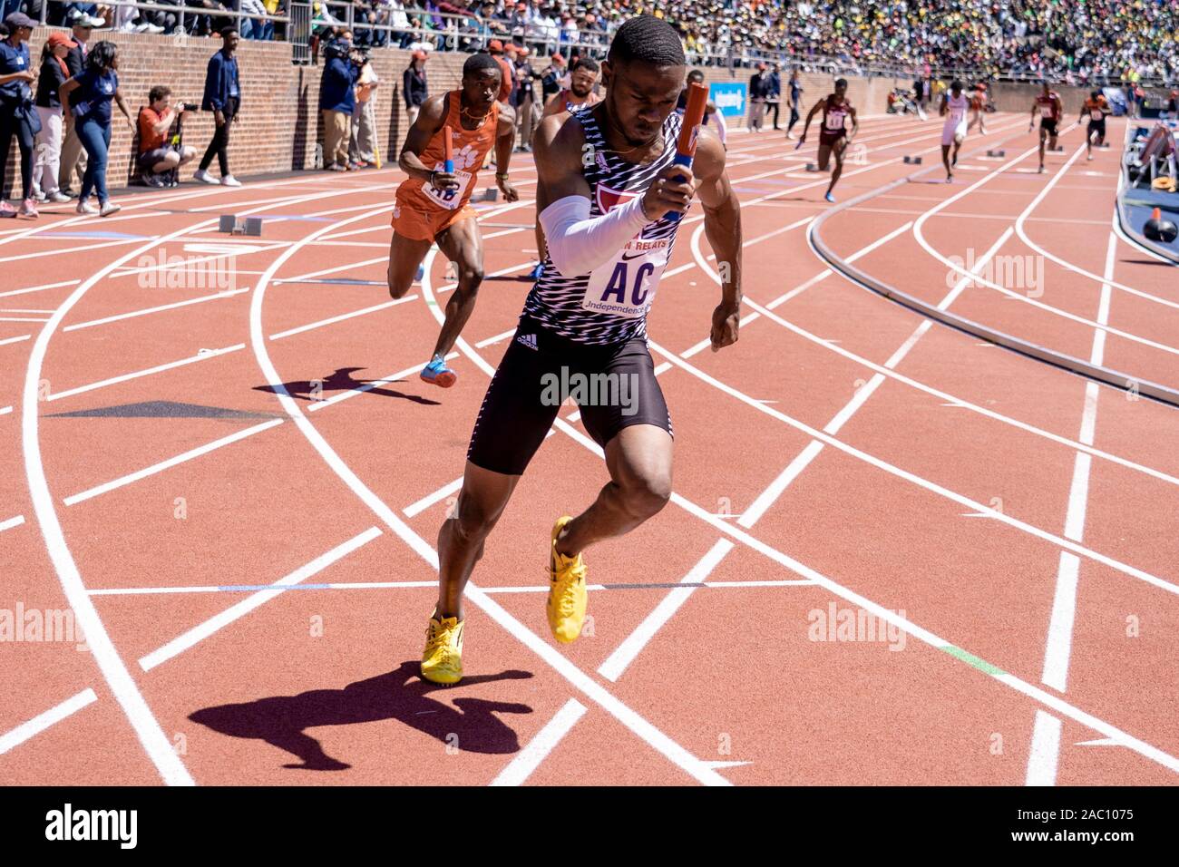 Inizio del collegio di uomini 4x100 Campionato di Americ Invitational al 2019 Penn relè . Foto Stock