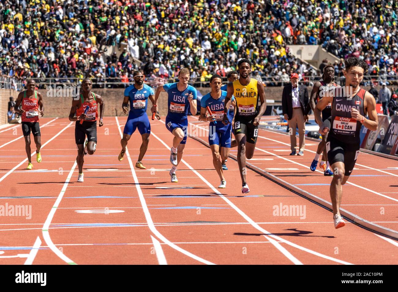 Baton pass durante gli Stati Uniti vs il mondo uomini Sprint Medley al 2019 Penn relè . Foto Stock