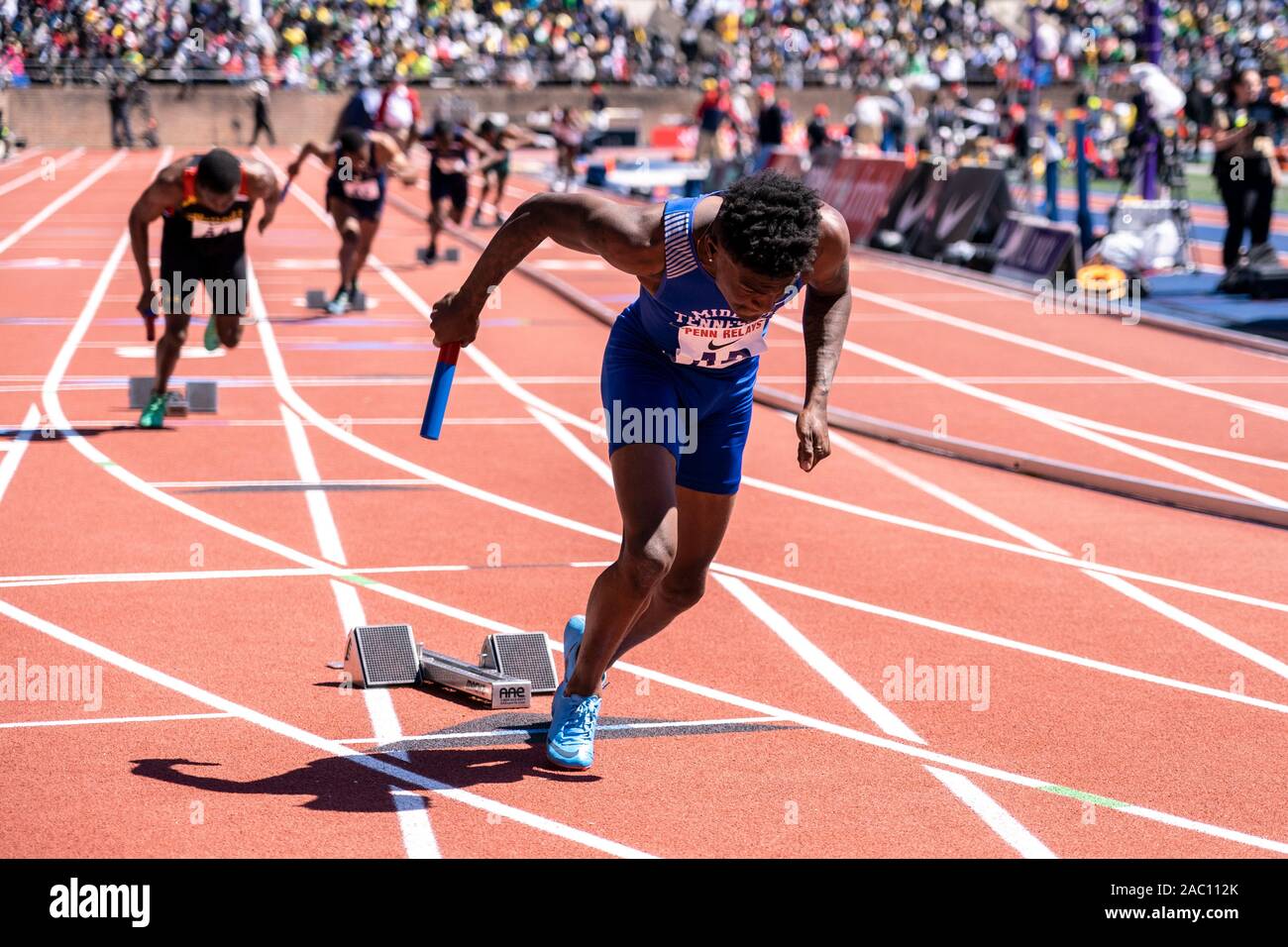 Inizio del collegio di uomini 4x400 Campionato di America Invitational al 2019 Penn relè . Foto Stock
