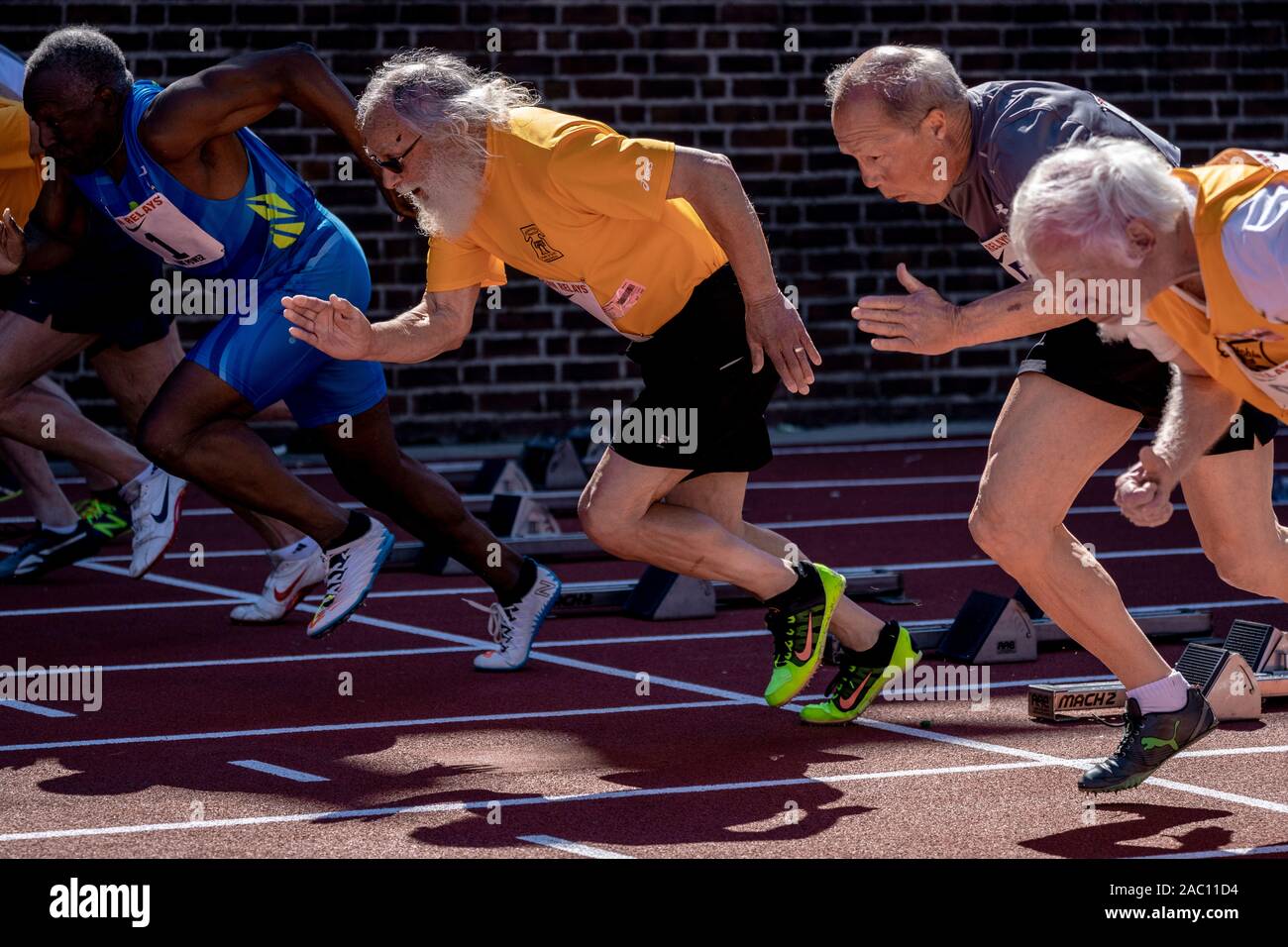 Inizio del Masters Uomini 100m dash 75 e precedenti al 2019 Penn relè . Foto Stock