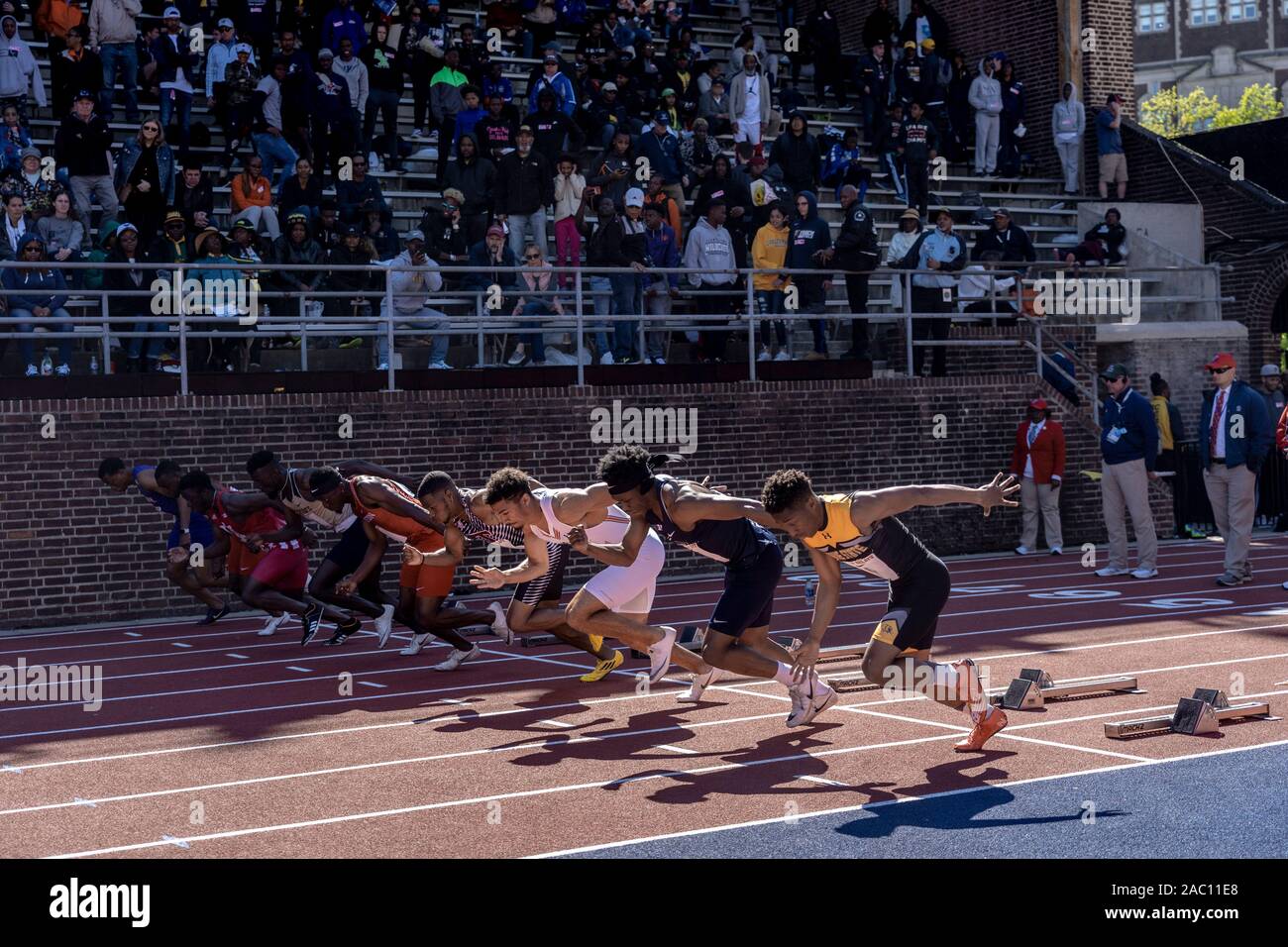 Inizio del collegio di uomini 100m dash campionato al 2019 Penn relè . Foto Stock