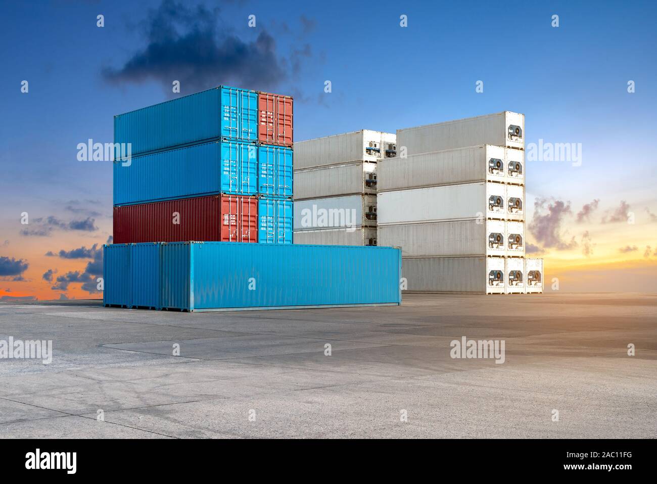 La pila di contenitori box da merci nave per import-export al porto e trasporto concetto industriale. Foto Stock