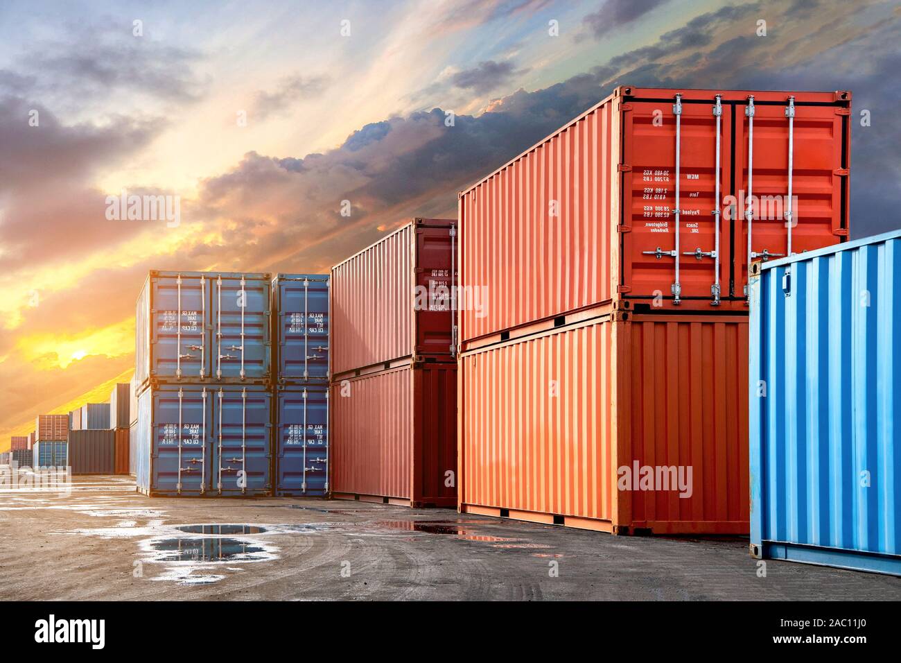 La pila di contenitori box da merci nave per import-export al porto e trasporto concetto industriale. Foto Stock