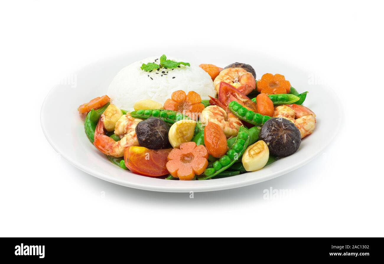 Saltate in padella i piselli della neve con gamberi (gamberetti),scolpiti carote fiore e il mais shap e aglio servita con riso sullaparte superiore di sesamo e foglie di menta (Thua Lantao Phat Foto Stock