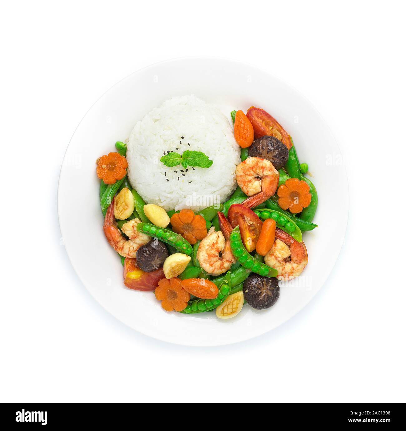 Saltate in padella i piselli della neve con gamberi (gamberetti),scolpiti carote fiore e il mais shap e aglio servita con riso sullaparte superiore di sesamo e foglie di menta (Thua Lantao Phat Foto Stock