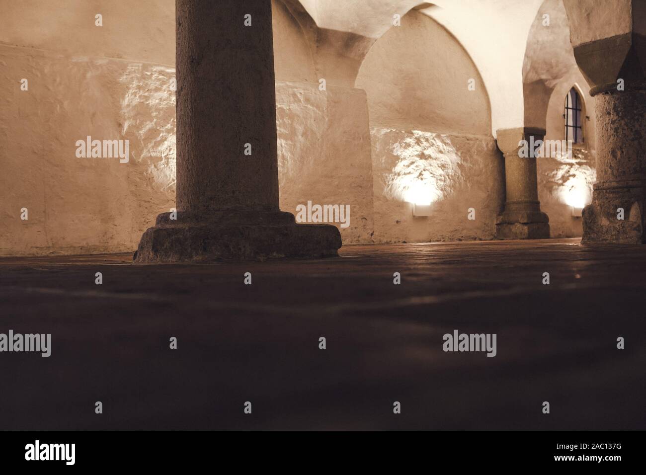 Sala medievale con antiche colonne Foto Stock