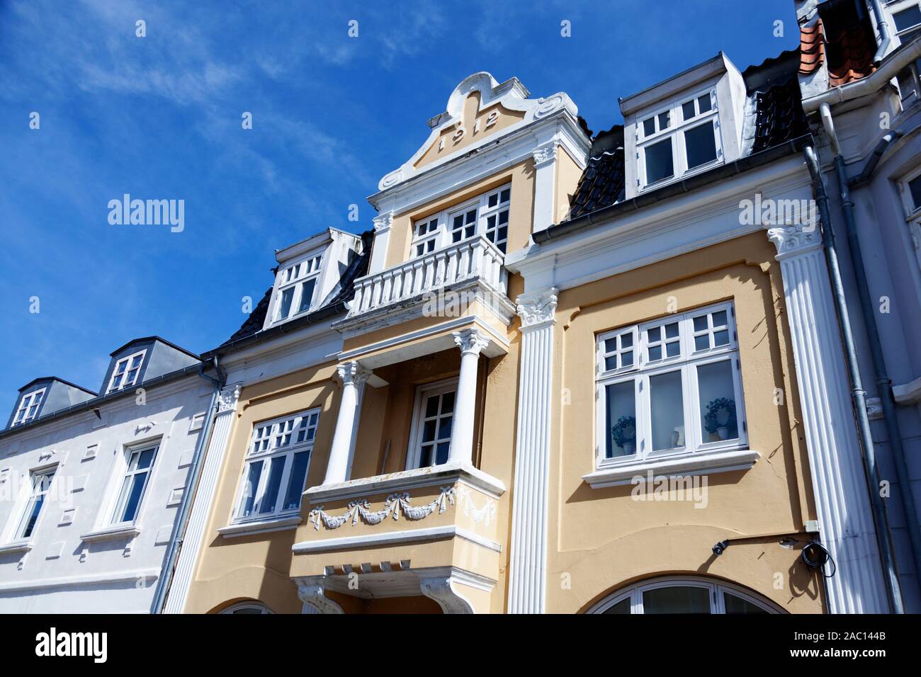 Molti vecchi di bianco e giallo case di pietra in Rodby, Danimarca Foto Stock