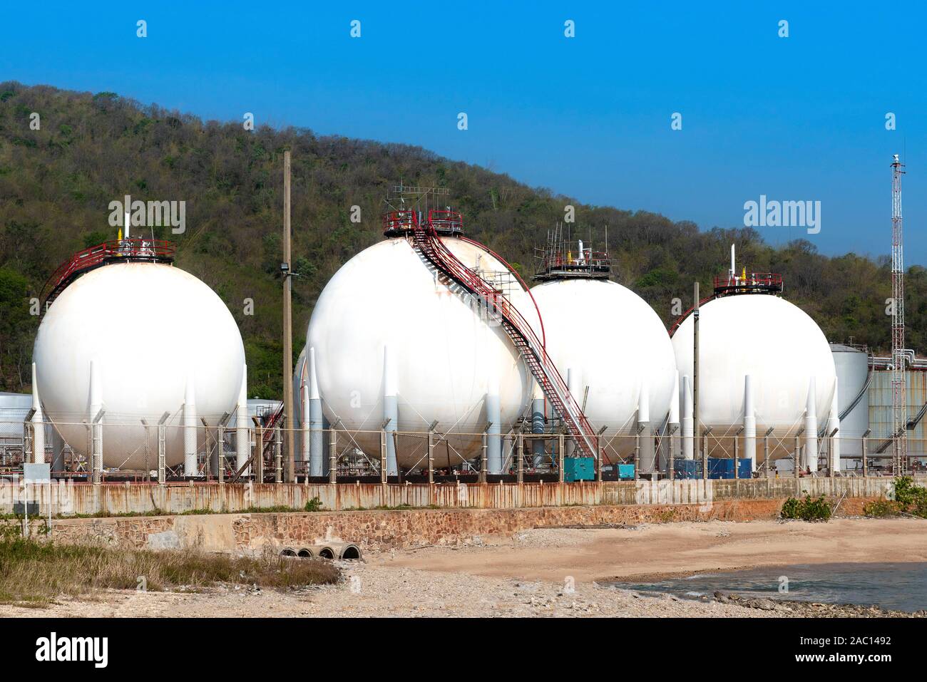 Il petrolio e il gas di raffineria serbatoio di stoccaggio e di dettaglio di apparecchiature oleodotto di acciaio con valvola per industrail petrolio. Foto Stock