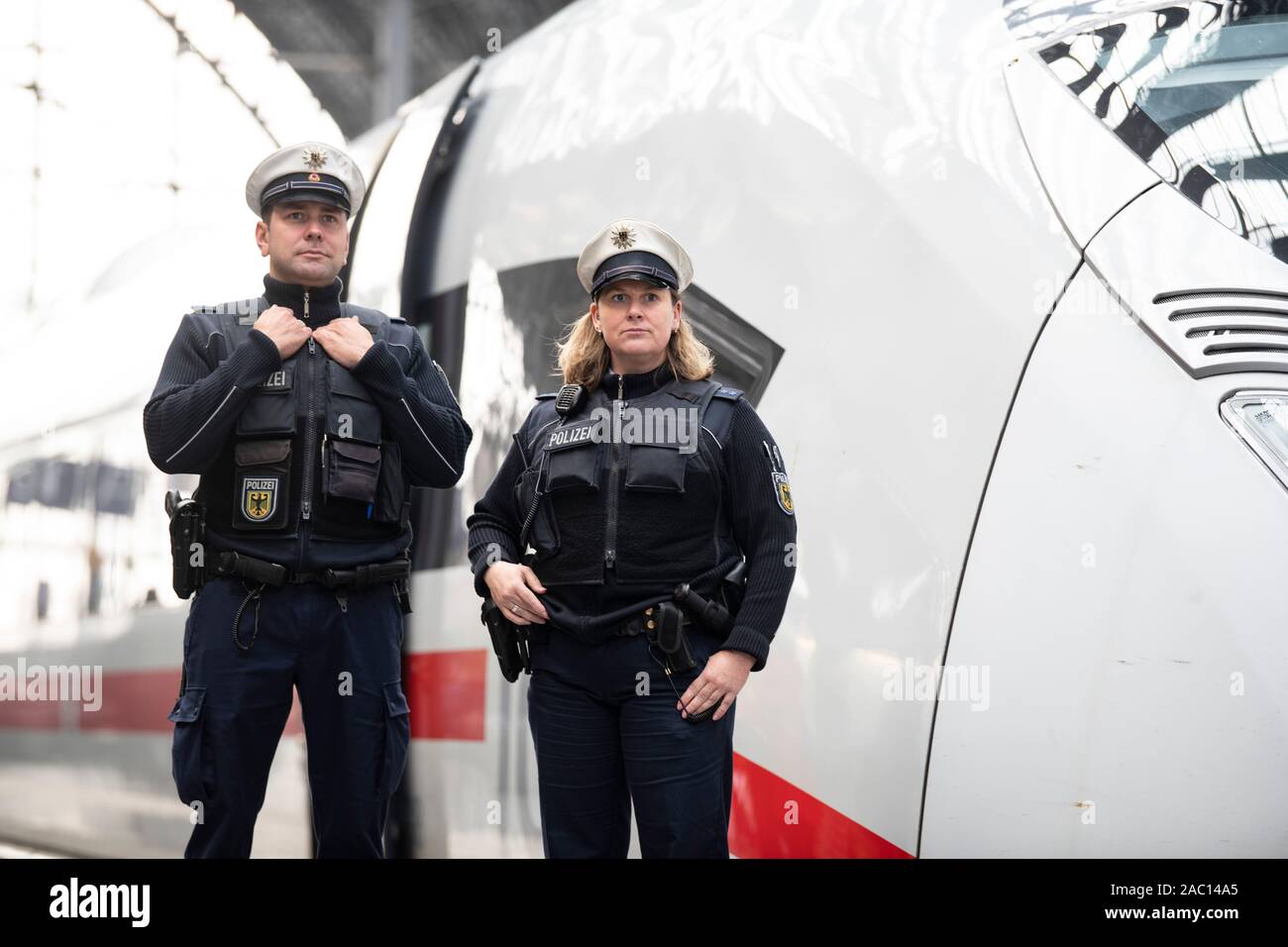 21 novembre 2019, Assia, Frankfurt/Main: una femmina e un maschio di funzionario della polizia federale sono in piedi in mezzo di pendolari in arrivo e in partenza con un ghiaccio stazione principale. La stazione ferroviaria è uno dei sicurezza-aree rilevanti della citta'. Al fine di aumentare la sicurezza, le forze di polizia sono contando soprattutto su un aumento in presenza. (Zu dpa " Tatort Bahngleis - come le stazioni ferroviarie diventano più sicure") Foto: Boris Roessler/dpa Foto Stock