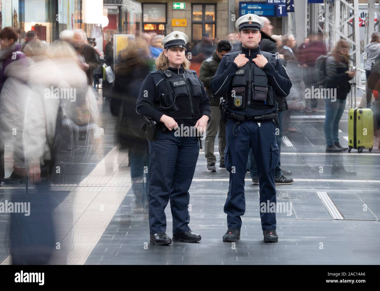 21 novembre 2019, Assia, Frankfurt/Main: una femmina e un maschio di funzionario della polizia federale sono in piedi in mezzo di pendolari in arrivo e in partenza presso la stazione principale. La stazione ferroviaria è uno dei sicurezza-aree rilevanti della citta'. Al fine di aumentare la sicurezza, le forze di polizia sono contando soprattutto su un aumento in presenza. (Zu dpa " Tatort Bahngleis - come le stazioni ferroviarie diventano più sicure") Foto: Boris Roessler/dpa Foto Stock