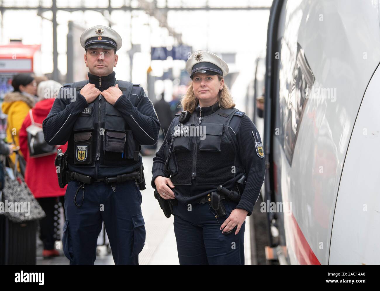 21 novembre 2019, Assia, Frankfurt/Main: una femmina e un maschio di funzionario della polizia federale sono in piedi in mezzo di pendolari in arrivo e in partenza con un ghiaccio stazione principale. La stazione ferroviaria è uno dei sicurezza-aree rilevanti della citta'. Al fine di aumentare la sicurezza, le forze di polizia sono contando soprattutto su un aumento in presenza. (Zu dpa " Tatort Bahngleis - come le stazioni ferroviarie diventano più sicure") Foto: Boris Roessler/dpa Foto Stock