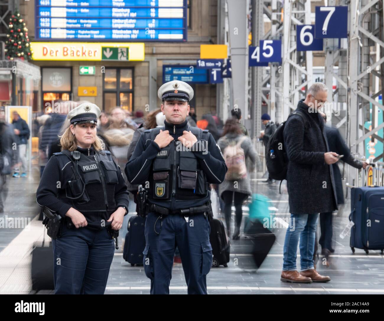 21 novembre 2019, Assia, Frankfurt/Main: una femmina e un maschio di funzionario della polizia federale sono in piedi in mezzo di pendolari in arrivo e in partenza presso la stazione principale. La stazione ferroviaria è uno dei sicurezza-aree rilevanti della citta'. Al fine di aumentare la sicurezza, le forze di polizia sono contando soprattutto su un aumento in presenza. (Zu dpa " Tatort Bahngleis - come le stazioni ferroviarie diventano più sicure") Foto: Boris Roessler/dpa Foto Stock