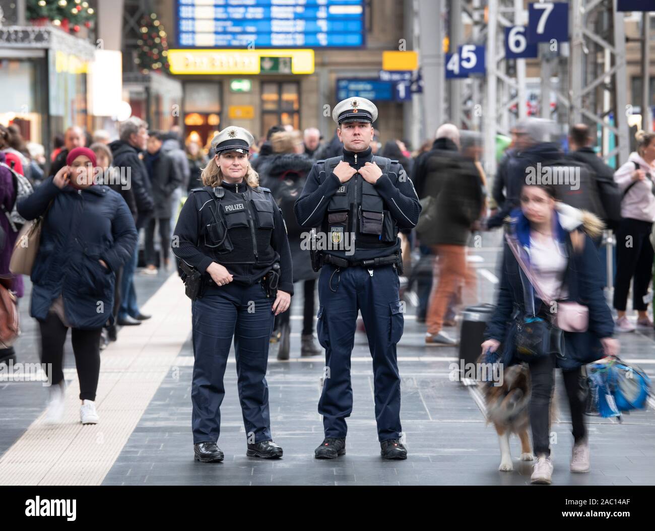 21 novembre 2019, Assia, Frankfurt/Main: una femmina e un maschio di funzionario della polizia federale sono in piedi in mezzo di pendolari in arrivo e in partenza presso la stazione principale. La stazione ferroviaria è uno dei sicurezza-aree rilevanti della citta'. Al fine di aumentare la sicurezza, le forze di polizia sono contando soprattutto su un aumento in presenza. (Zu dpa " Tatort Bahngleis - come le stazioni ferroviarie diventano più sicure") Foto: Boris Roessler/dpa Foto Stock