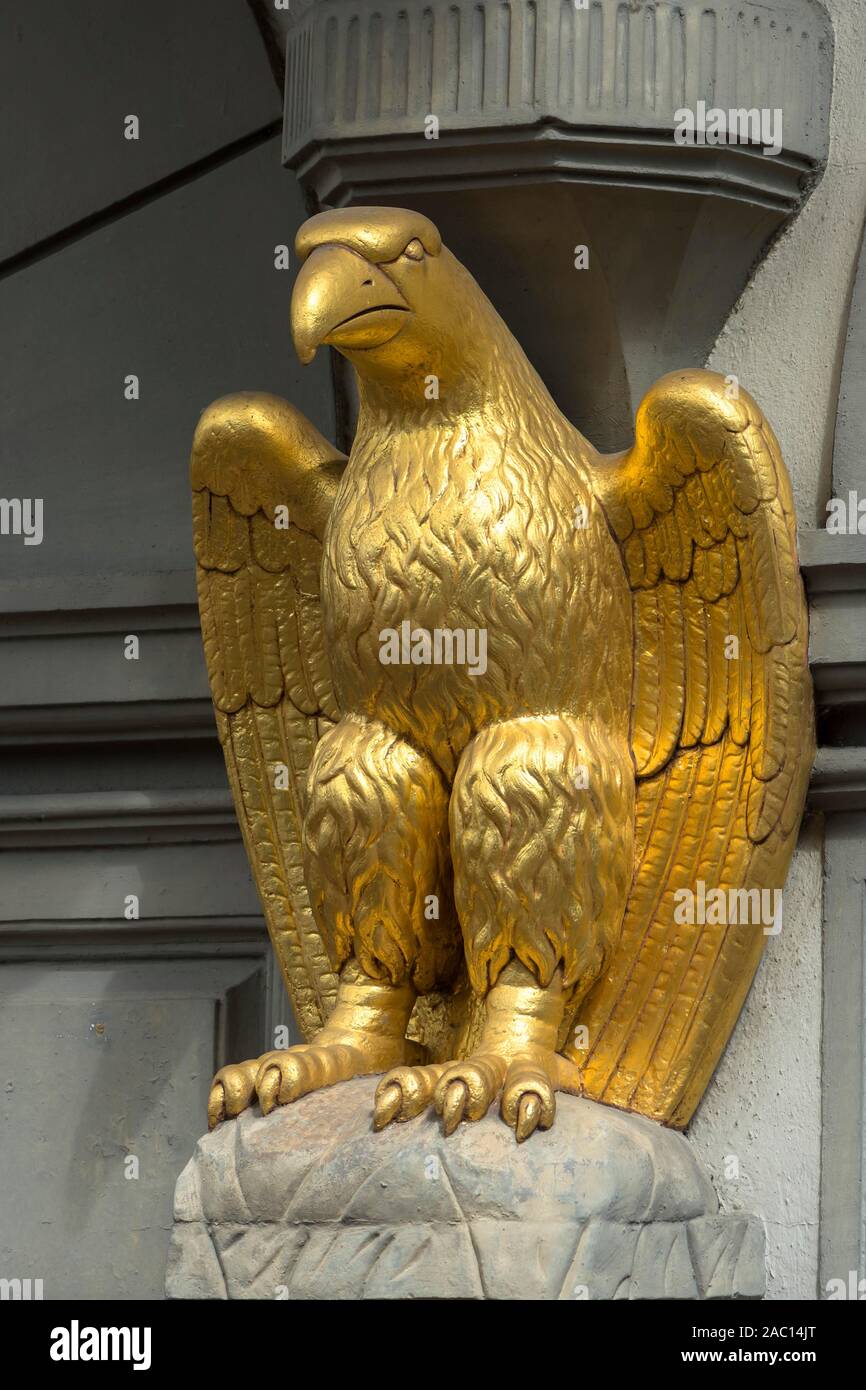La scultura, gilt eagle figura presso la taverna Goldener Adler, Schwabisch Hall, Baden-Wurttemberg Germania Foto Stock