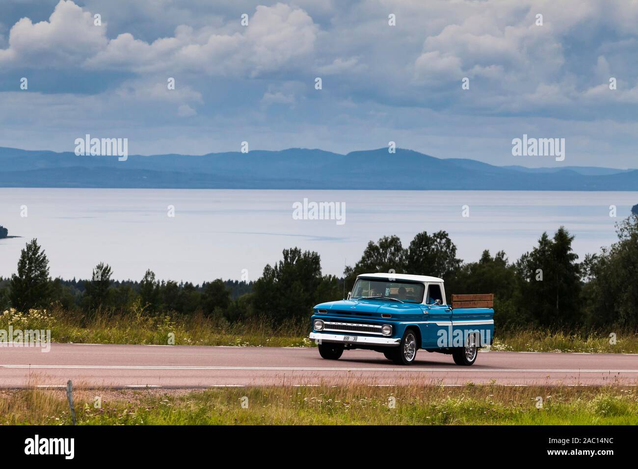 American classic car, Chevrolet C-10 Raccoglitore Anno di costruzione 1965, lago Siljan sul retro, vicino Rattvik, Dalarna, Svezia Foto Stock