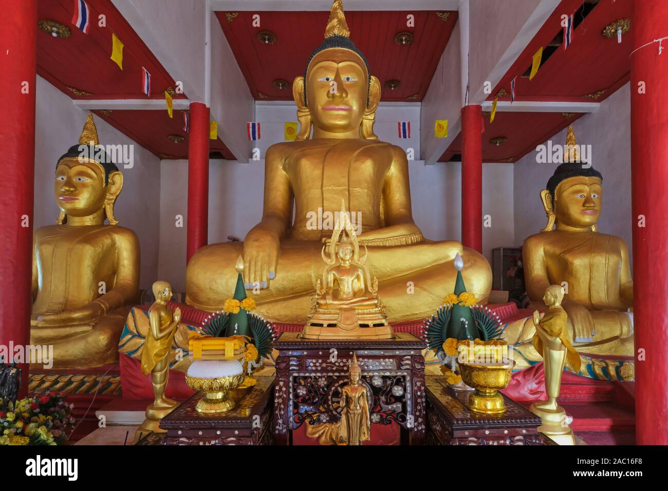 L antico stagno tre statue di Buddha nel vecchio bot o Ubosot (ordinazione hall) di Wat Phra Nang Sang, Thalang, Phuket, Tailandia Foto Stock