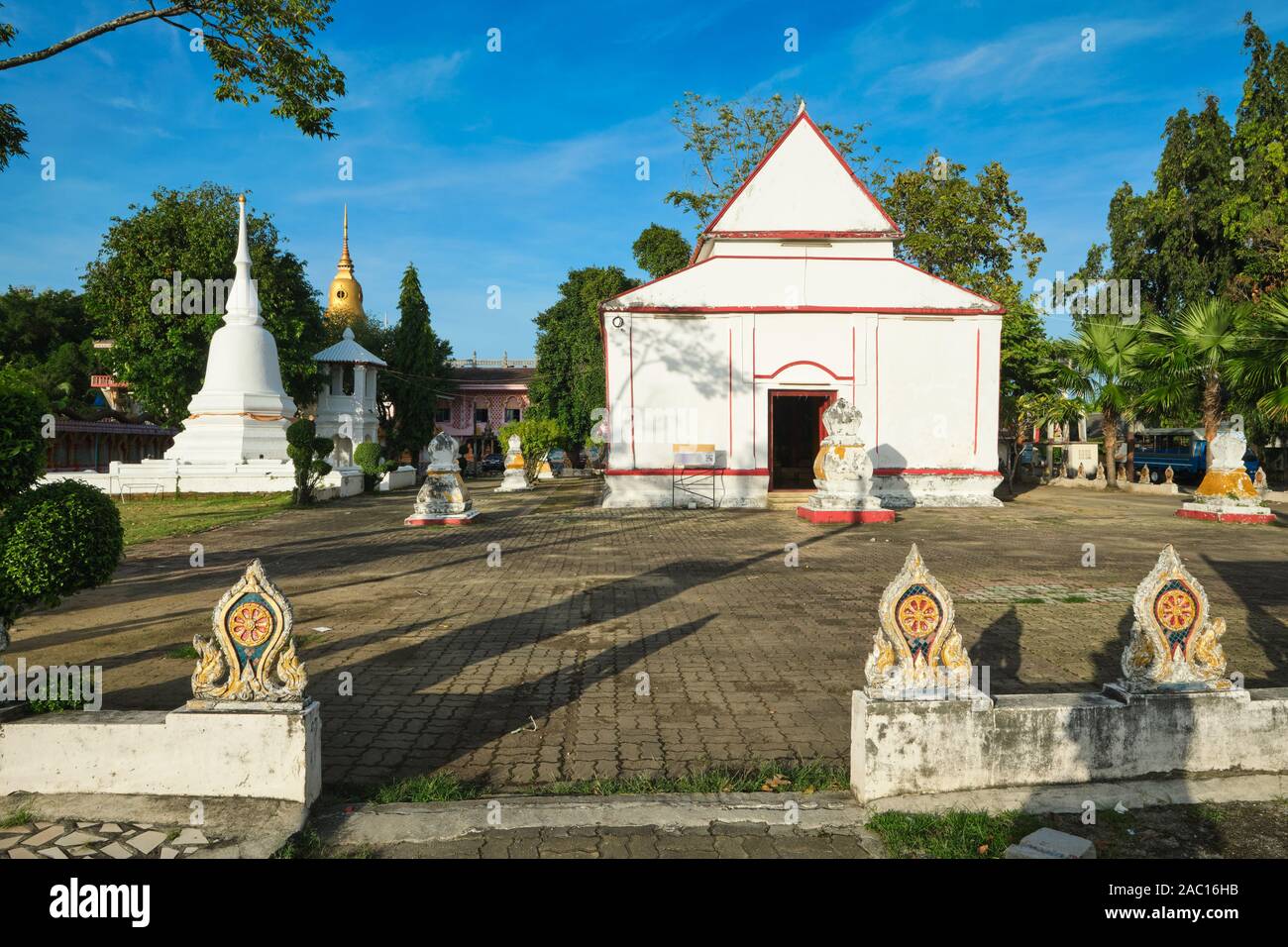 Il vecchio bot o Ubosot (ordinazione hall) di Wat Phra Nang Sang, Thalang, Phuket, Thailandia, un Chedi (stupa) sulla sinistra, sema (marcatore) pietre nella parte anteriore Foto Stock