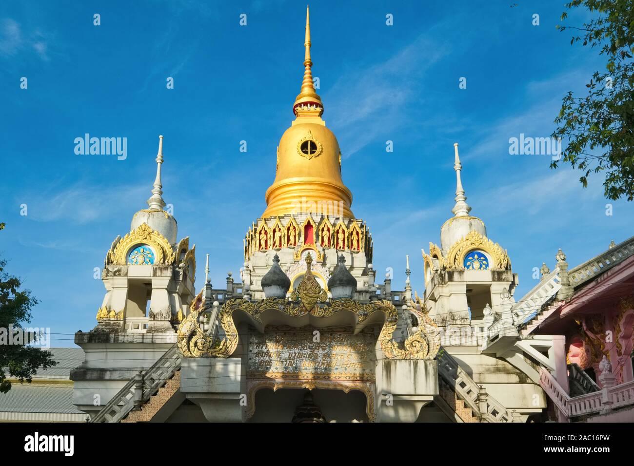 Un chedi o stupa in motivi di Wat Phra Nang Sang, Thalang, Phuket, Tailandia Foto Stock