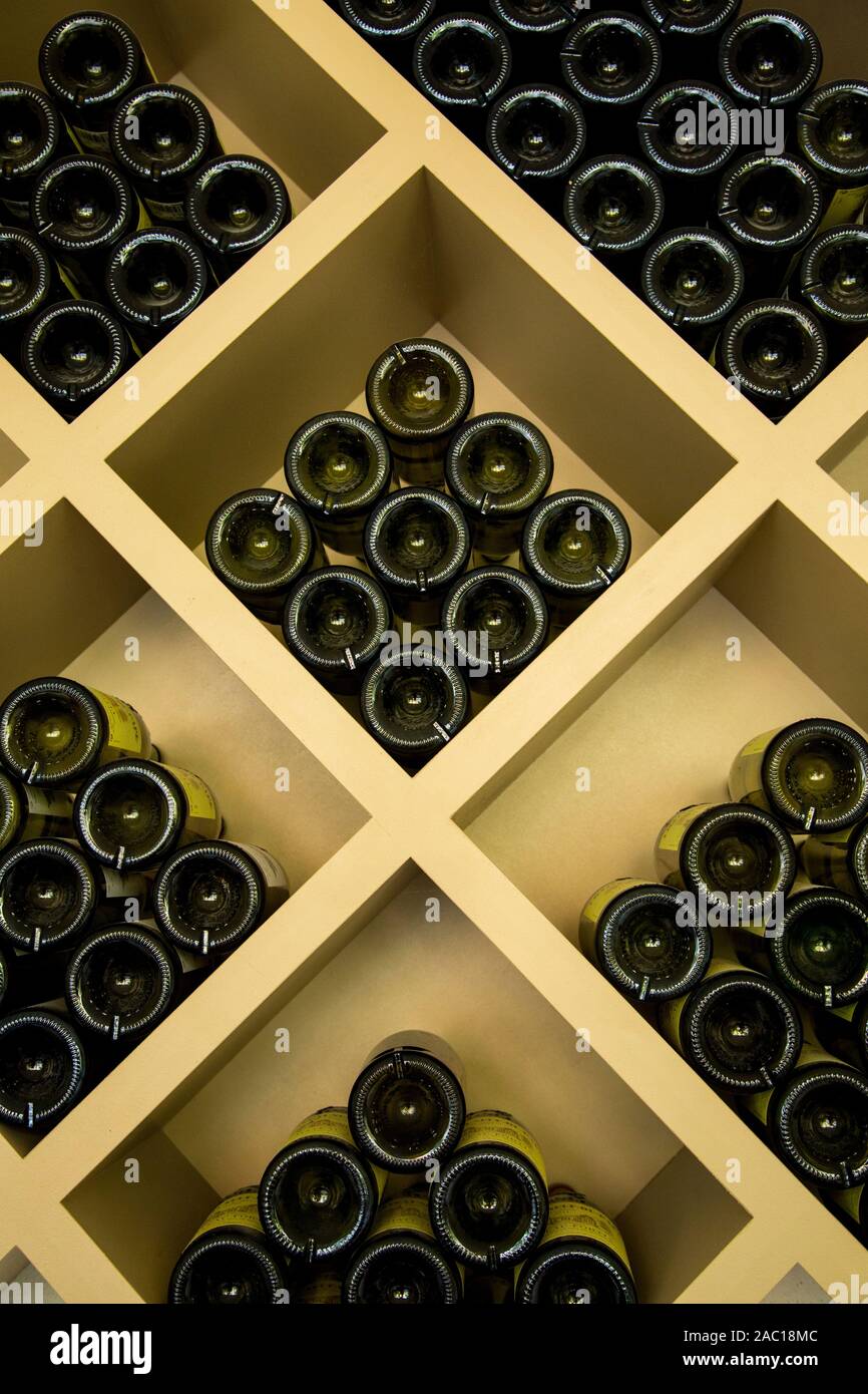 Bottiglie di vino impilati pronti per la vendita in Chateauneuf du Pape regione della Francia Foto Stock