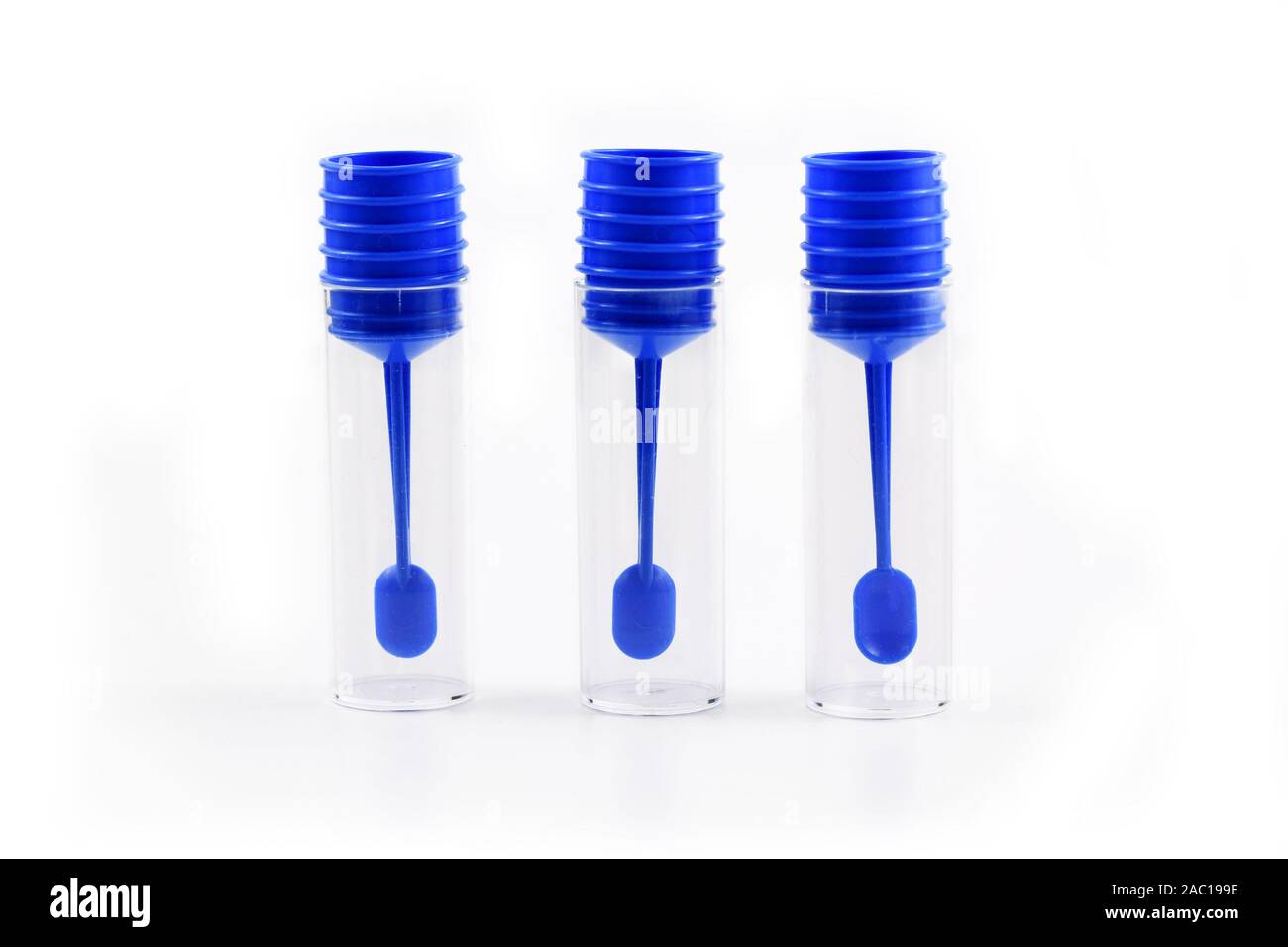 Tre vuoto sgabello trasparente provette con coperchio blu isolato su sfondo bianco Foto Stock
