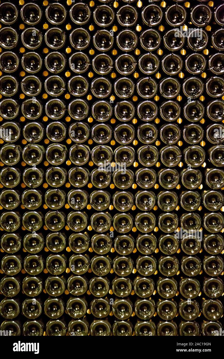 Bottiglie di vino impilati per la stagionatura in Chateauneuf du Pape regione della Francia Foto Stock