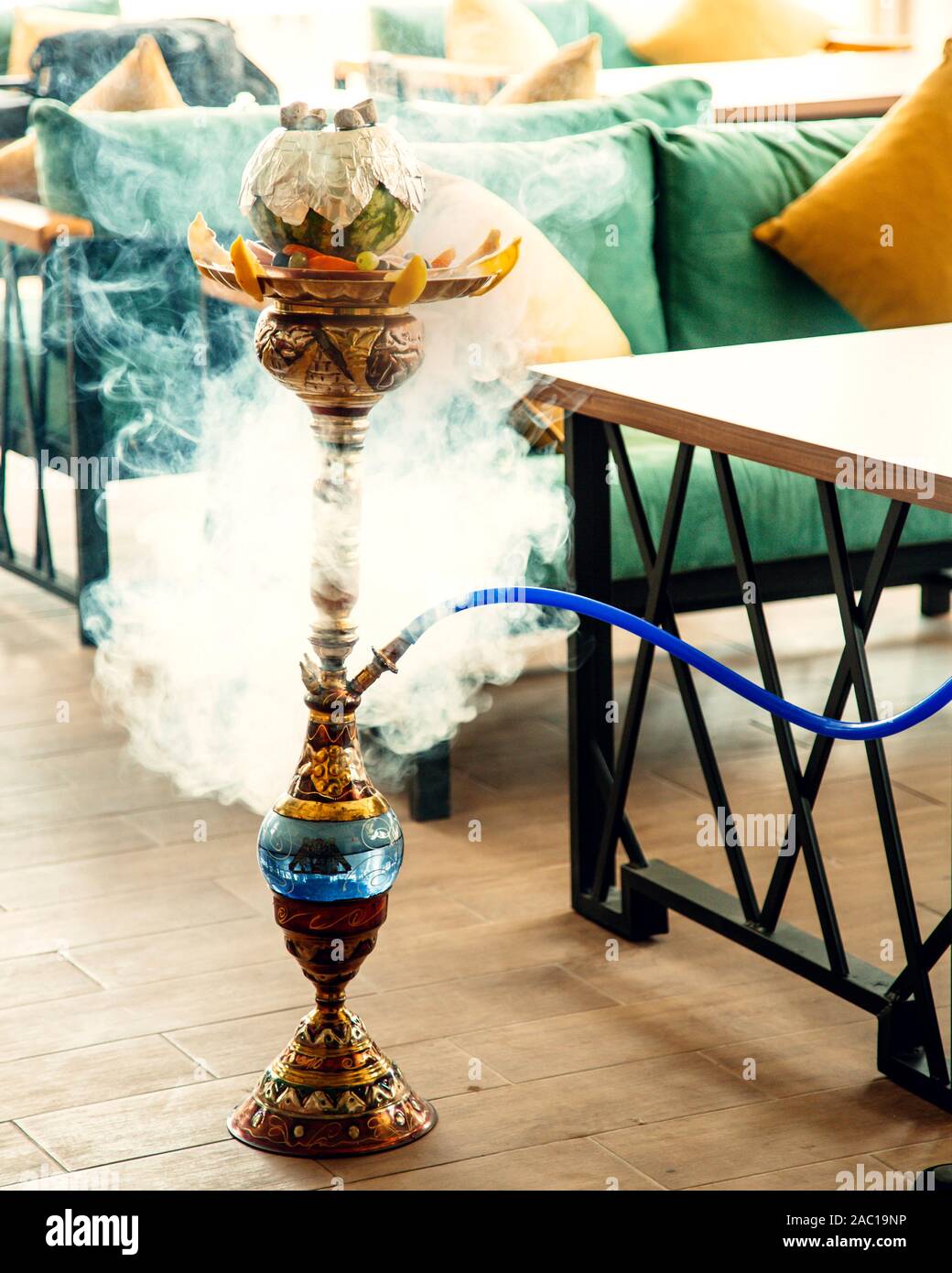 Hookah stand collocati vicino a divani al salone Shisha Foto Stock