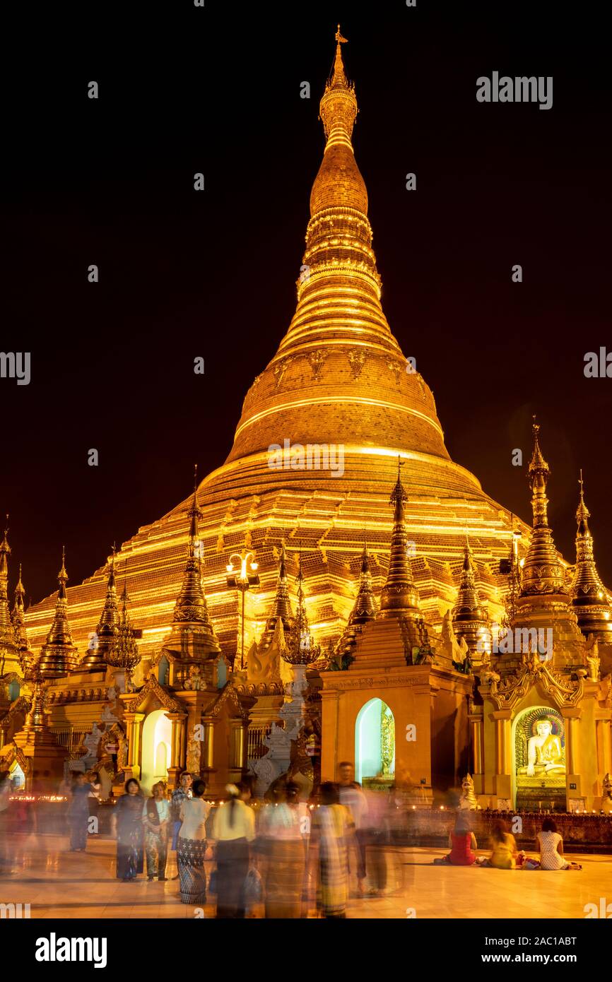 Shwedagon pagoda di notte a Yangon, Myanmar Foto Stock