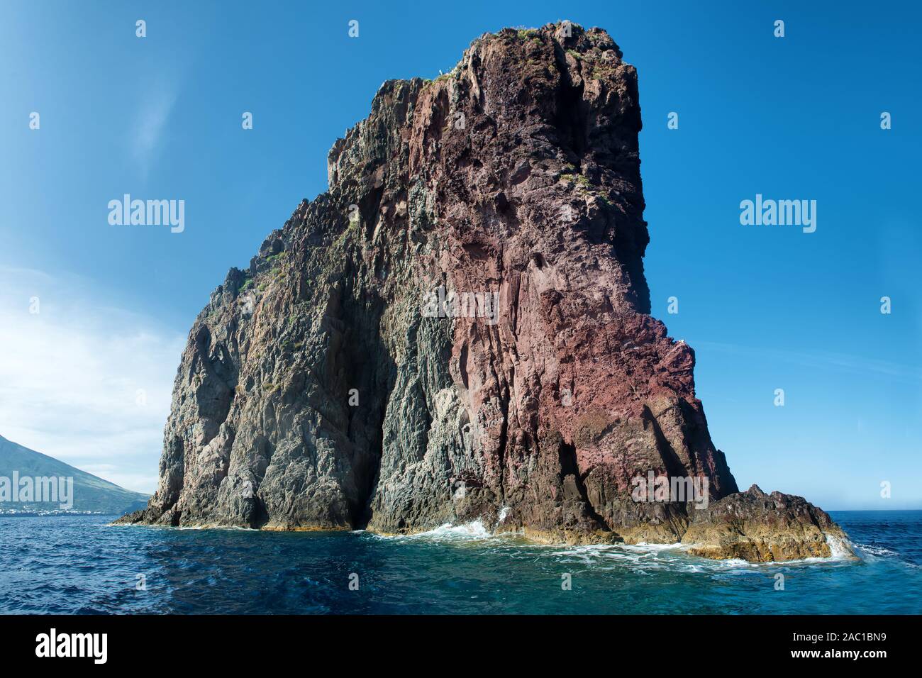 La piccola isola vulcanica denominato 'Strombolicchio' guardando come un gigantesco , vicino a Stromboli e le isole Eolie, Italia Foto Stock