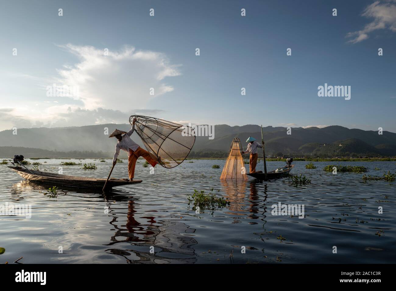 Tradizionale pescatore sul Lago Inle in Myanmar al tramonto Foto Stock