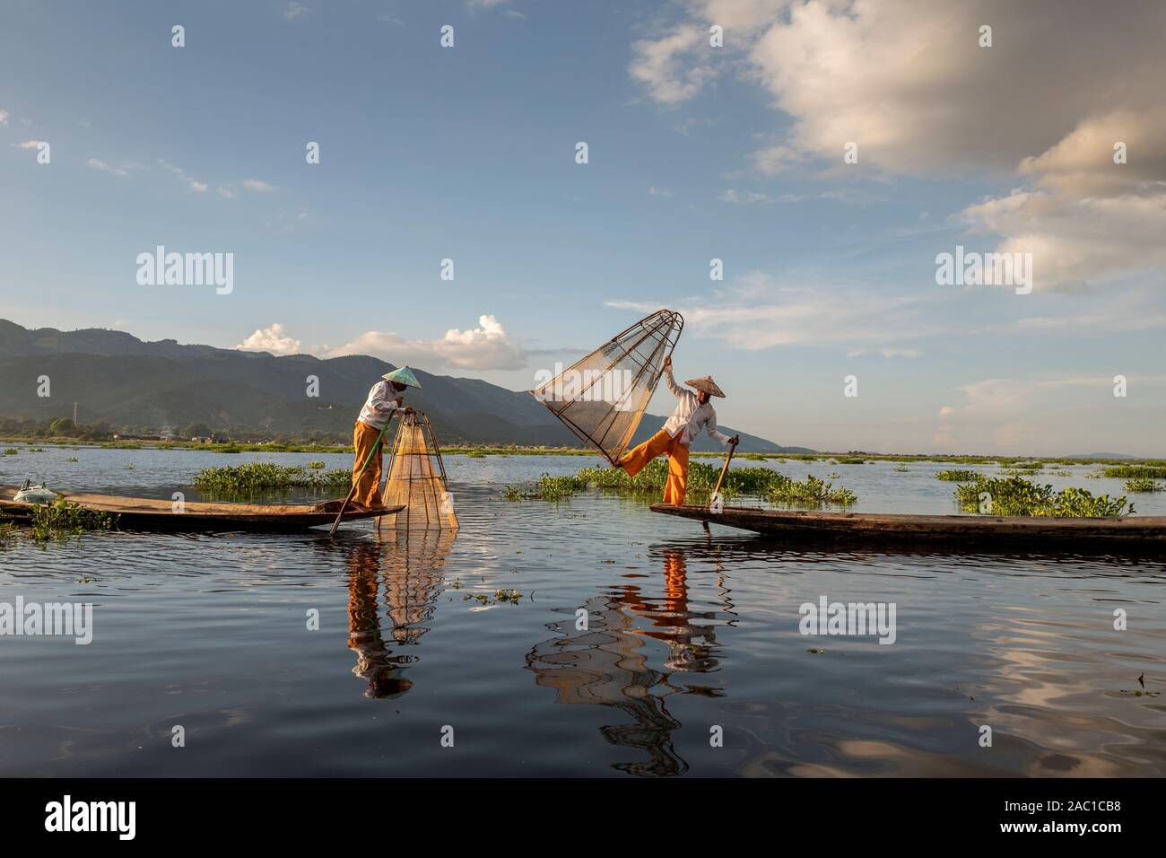Tradizionale pescatore sul Lago Inle in Myanmar al tramonto Foto Stock