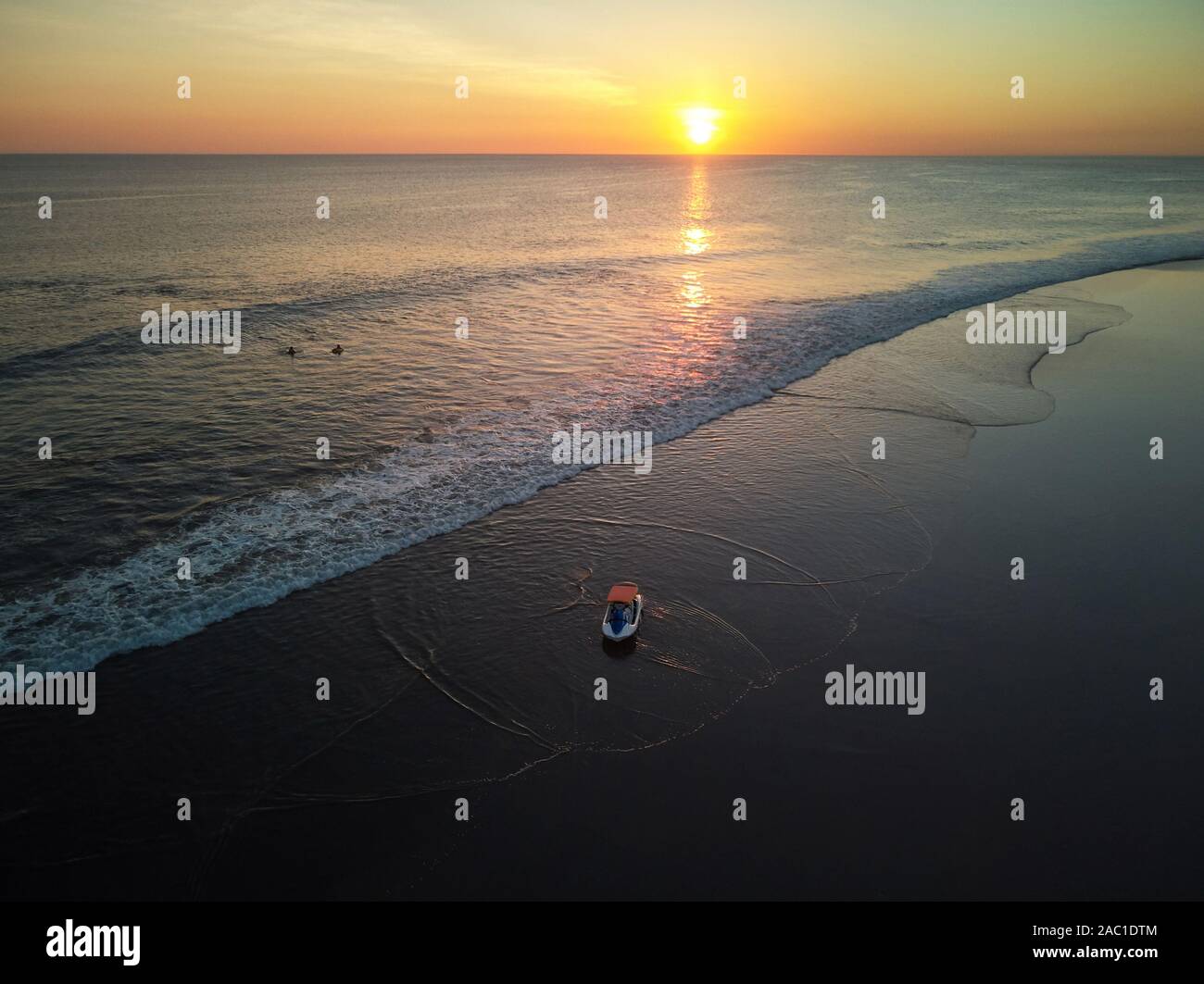 Panorama del Mare sul tempo al tramonto con due superfici Foto Stock