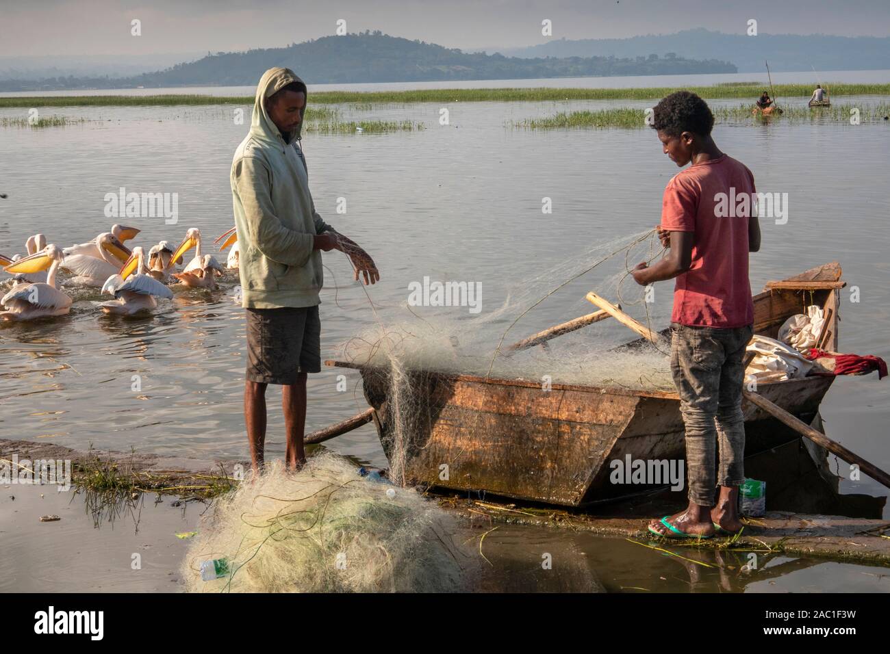 Etiopia, Rift Valley, Hawassa, Città Mercato del Pesce, pescatori preparazione reti sulla riva del lago di Awasa Foto Stock