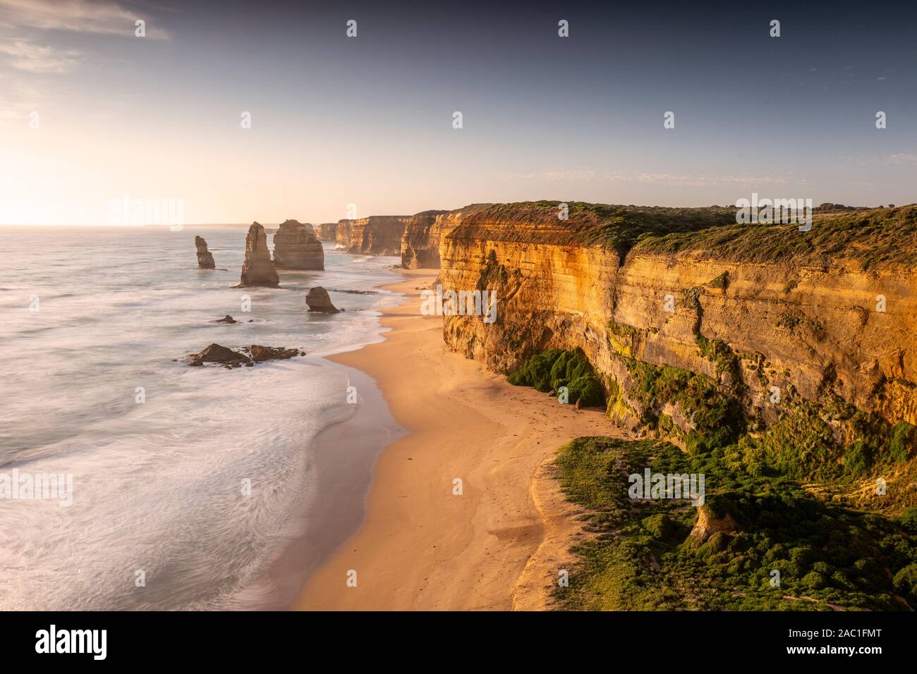 Le formazioni rocciose dei dodici Apostoli sulla Great Ocean Drive, Victoria, Australia Foto Stock