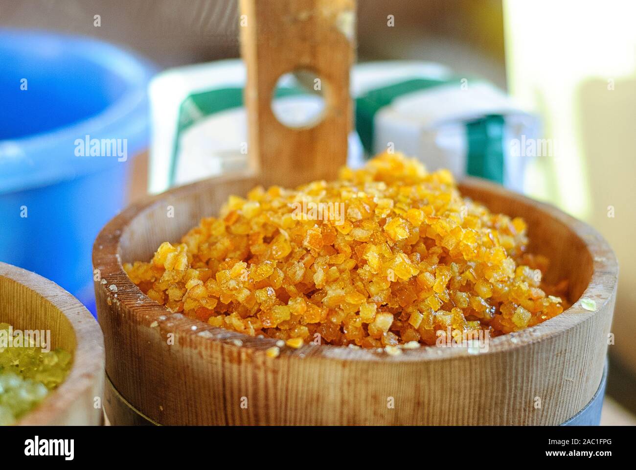 Arancia candita in ciotola di legno. Orange candy in piccola botte di legno. Ingredienti per il tradizionale Natale stollen - torta di Natale, festa tedesca dessert. Foto Stock