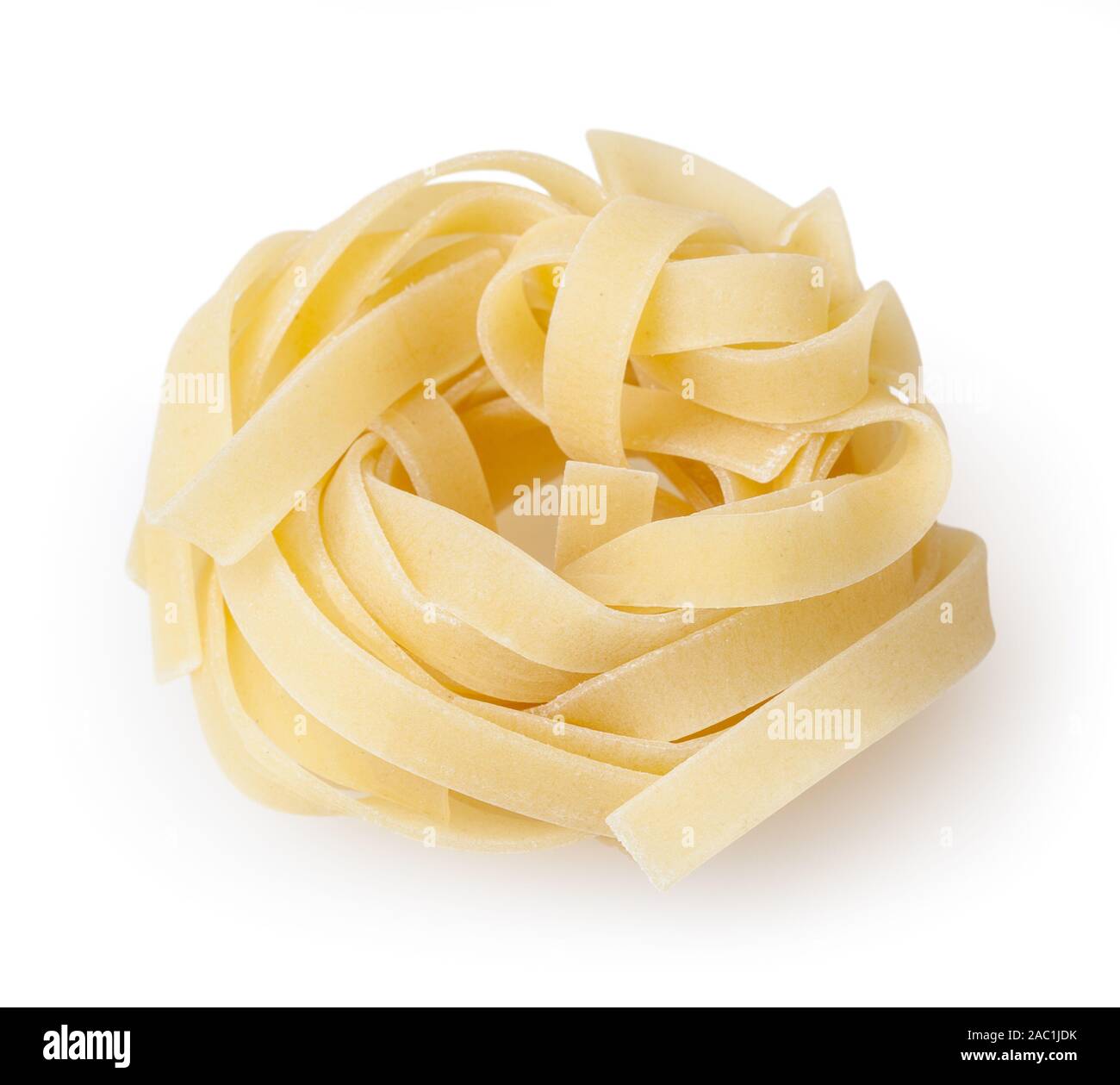 Non cotti nido di tagliatelle isolato su sfondo bianco con tracciato di ritaglio Foto Stock