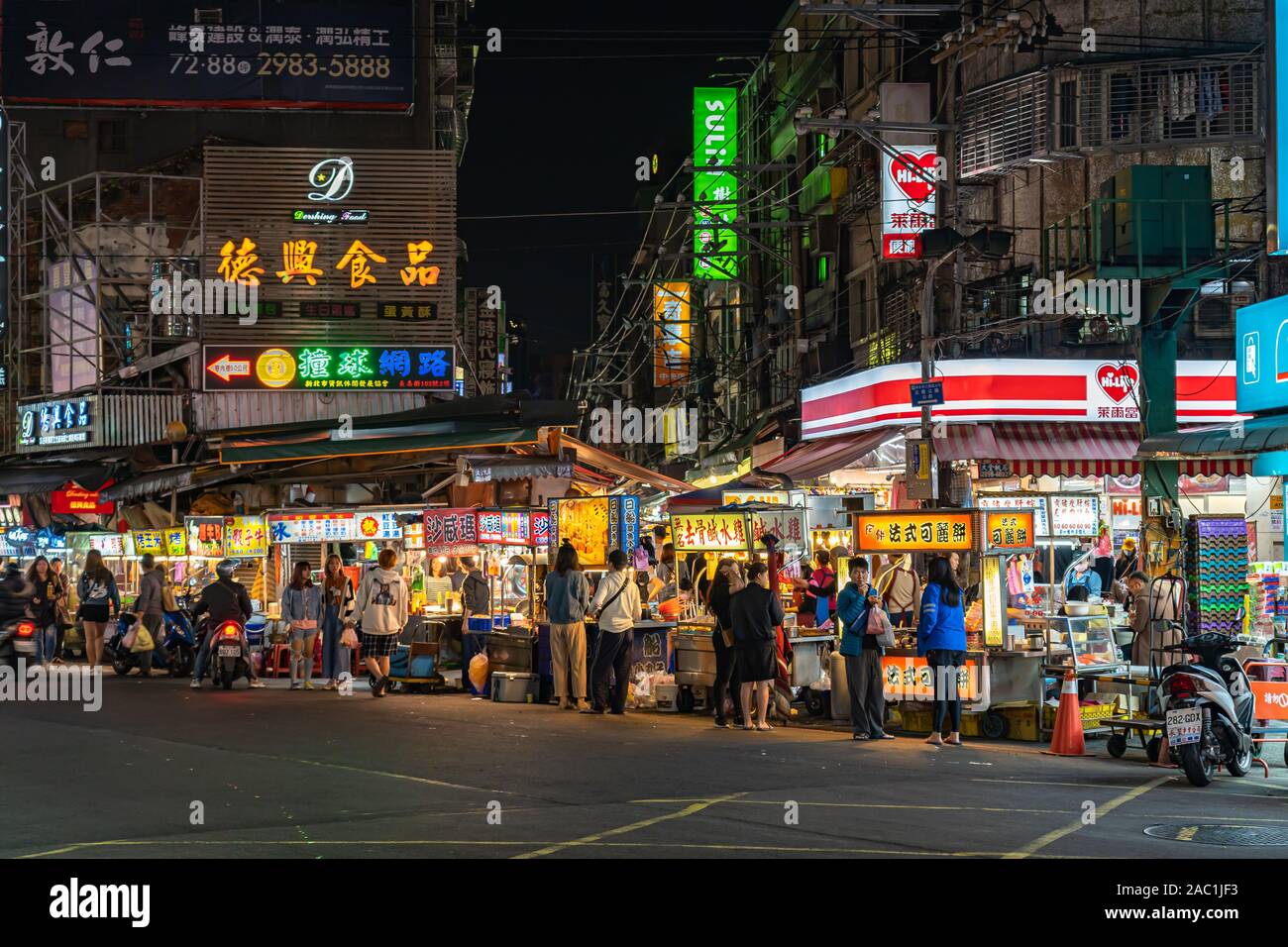 Sanhe Mercato Notturno, famoso mercato notturno e la destinazione di viaggio, le persone possono vedere a piedi ed esplorare intorno ad esso. Gran parte della cultura taiwanese Foto Stock