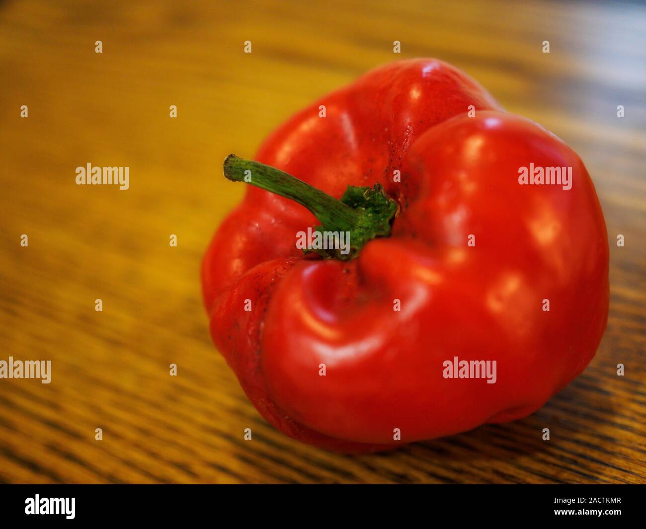 Peperone rosso su una tavola di legno. Foto Stock
